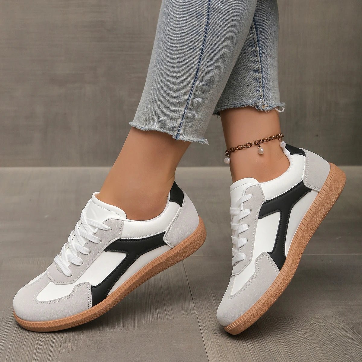 Women's Low-Top Lace-Up Leather Trainers - Black