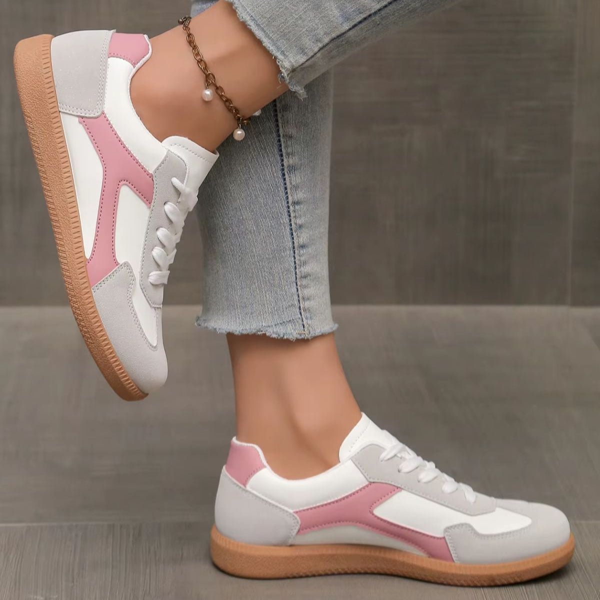 Women's Low-Top Lace-Up Leather Trainers