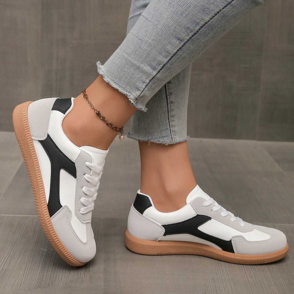 Women's Low-Top Lace-Up Leather Trainers