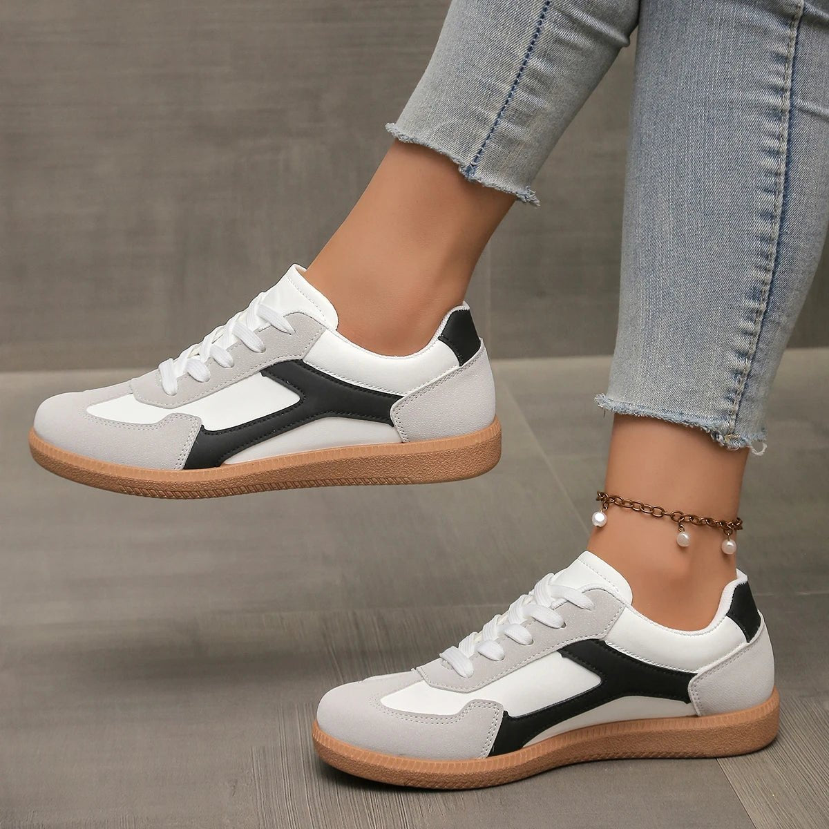 Women's Low-Top Lace-Up Leather Trainers